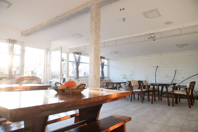 Food & Drinks 2, Casa Dumitrescu, Navodari