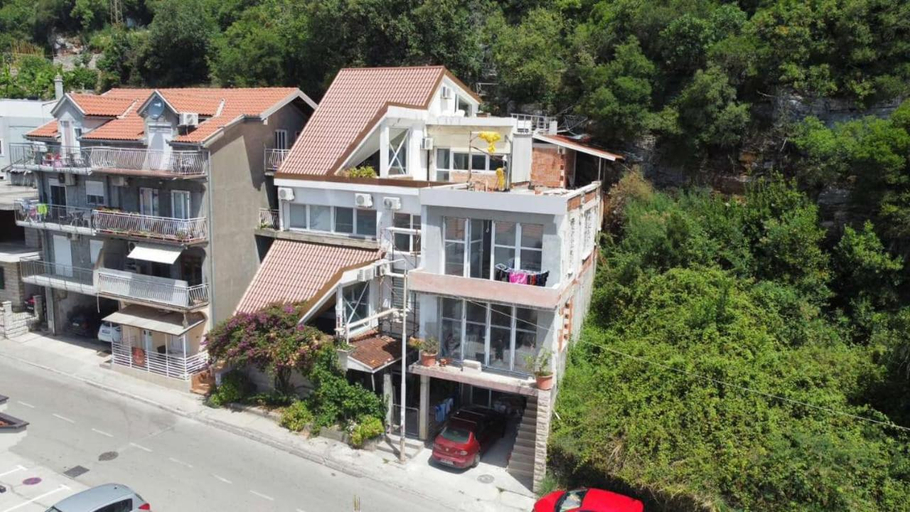 Others 5, Apartmani Ribar