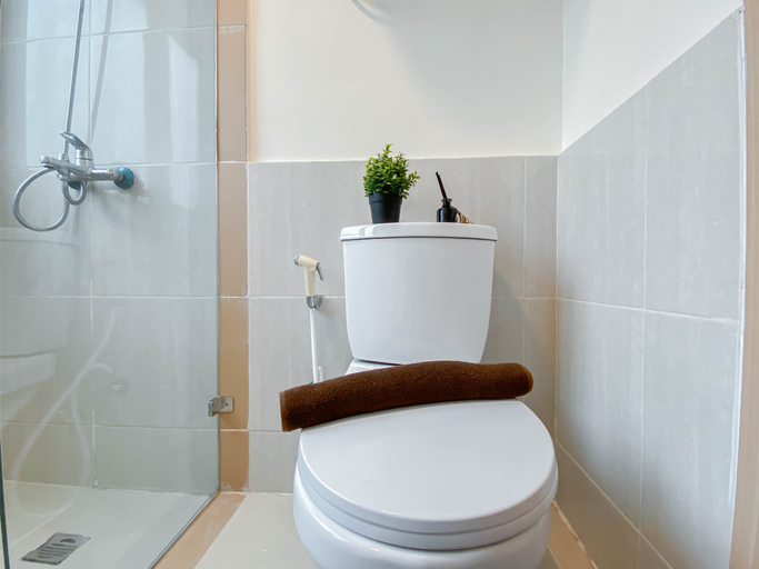 Bathroom 5, Comfortable and Minimalist 2BR at Meikarta Apartment By Travelio, Cikarang