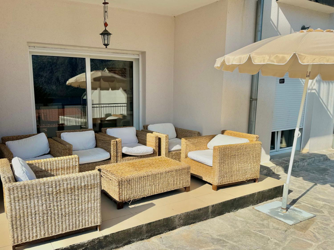 Facilities 4, Prcanj sunny port apartments with shared pool