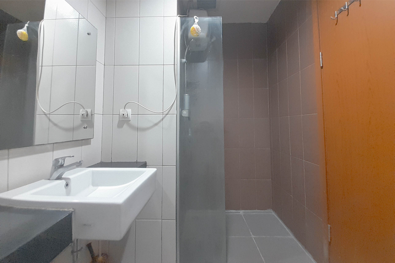 Bathroom 5, Relaxing 1BR at Dago Suites Apartment By Travelio, Bandung