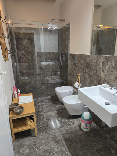 Bathroom, Da Lila a Ballaro, Palermo