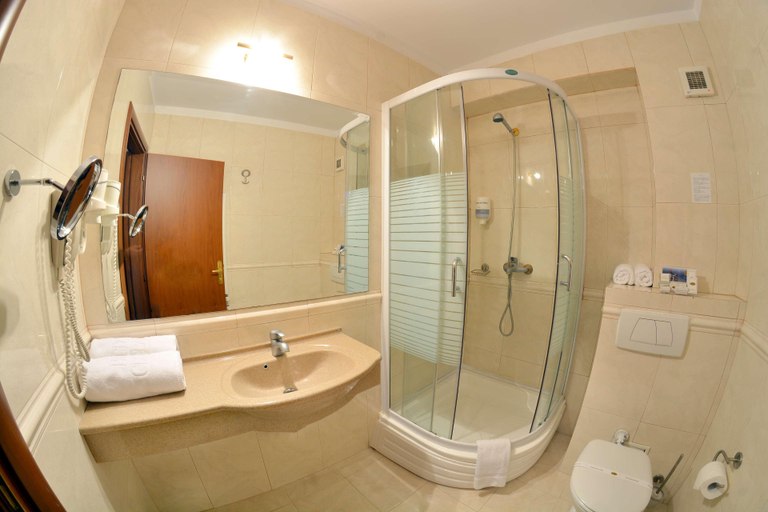 Bathroom 5, Central Ploiesti, Ploiesti