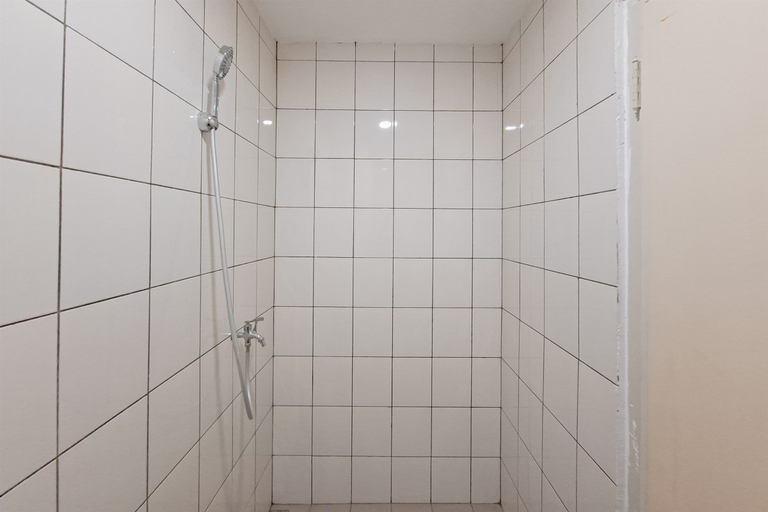 Bathroom 5, Cozy Stay Studio at Sudimara Forestwalk Apartment By Travelio, Tangerang Selatan