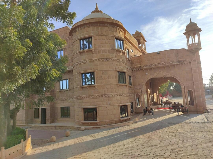 Exterior & Views
