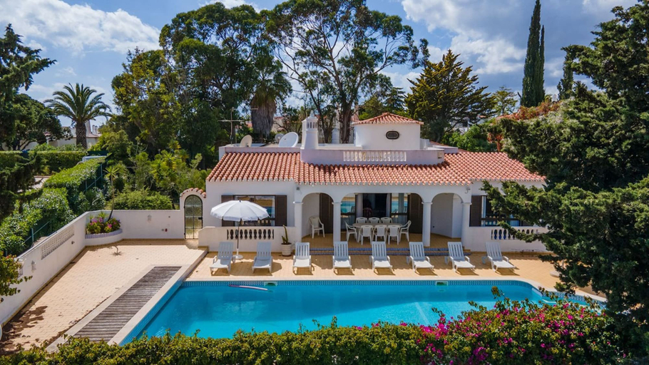 Room 4, Joana Stunning Villa IS A 10 MIN Walk TO THE BEA, Lagoa