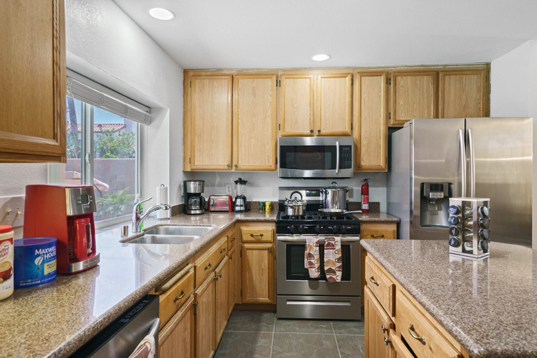 Room 5, Desert 6BR Pool BBQ Games Parking - S1, Riverside