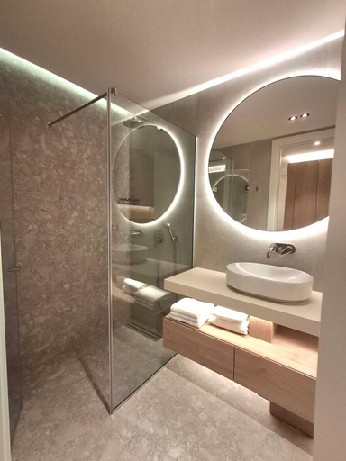 Bathroom 3, Air Onia