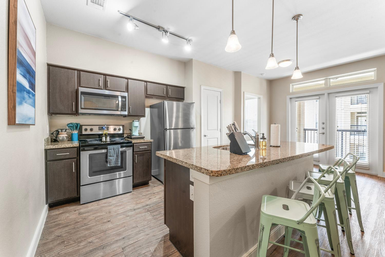 Others 3, Prime SoCo King Bed 1BR & 2BR Suites w Gym, Pickleball, Laundry, Travis