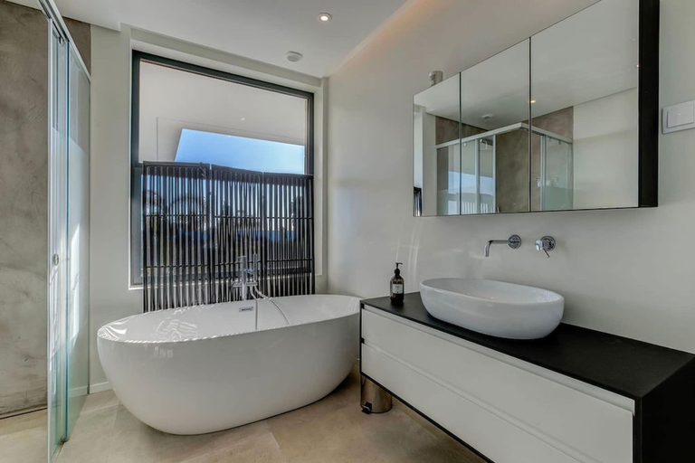 Room 5, 2 Rua das Palmas Luxurious Stylish and Modern L, Lagoa