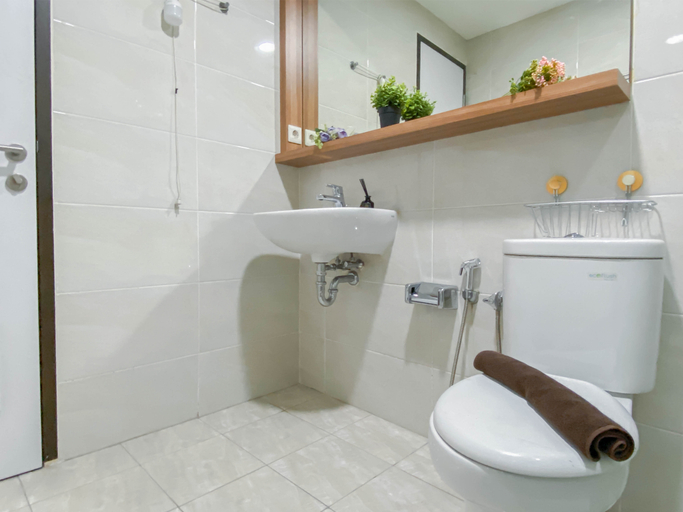 Bathroom 5, Minimalist 1BR Apartment at Mustika Golf Residence By Travelio, Cikarang