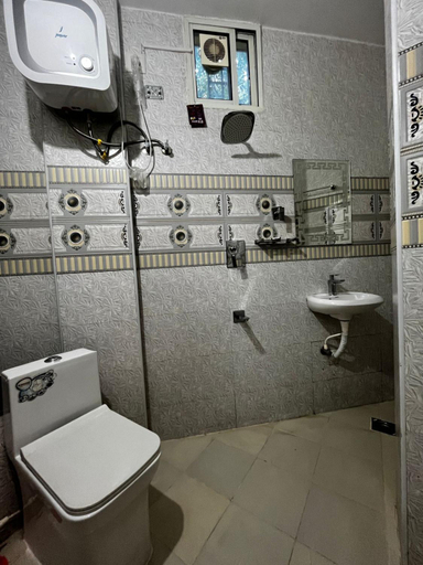 Bathroom 3, Benziger Apt, Kanniyakumari