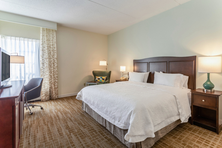 Bedroom 3, Hampton Inn Boston/Peabody, Essex