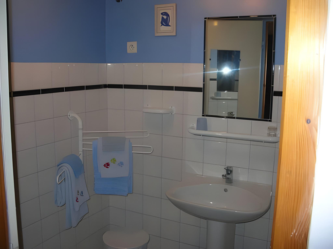 Bathroom 2, Chambres d'hotes- Le Pre aux Anes, Drôme