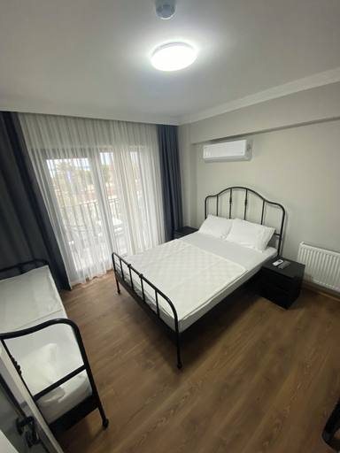Bedroom 3, Rose Otel, Ezine