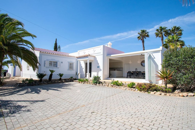 Room 4, Pomba Beautifully Renovated With Heated Pool, Lagoa