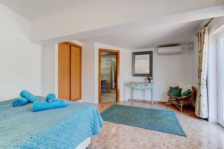 Room 4, Villa Vale Verde 5 Bedroom Villa 10 min Walk to, Lagoa