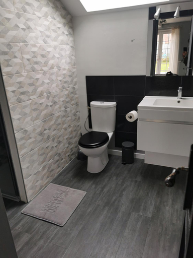 Others 4, Chambre double dans villa avec piscine salle de bains privee, Sarthe