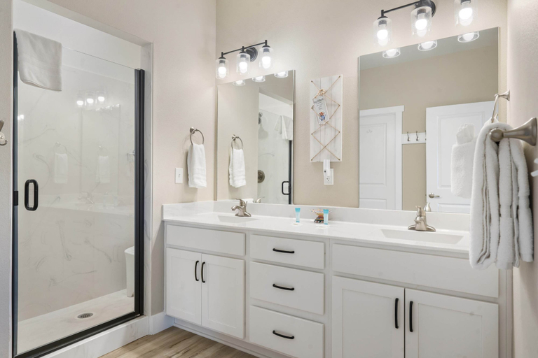 Bathroom 3, Pleasant View on Taneycomo, Taney