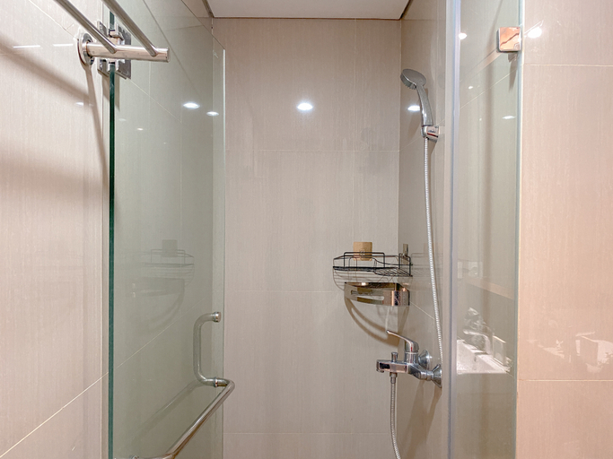 Bathroom 5, Nice and Elegant Studio at Bintaro Embarcadero Apartment By Travelio, Tangerang Selatan