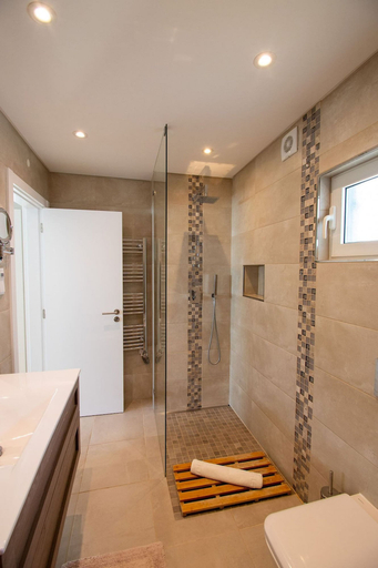 Room 5, Casa Ana Superbly Renovated With Heated Private, Lagoa