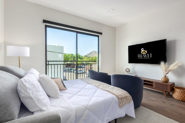 Room 3, LUX Penthouse Old Town Walkable Gym Mtn Views, Maricopa