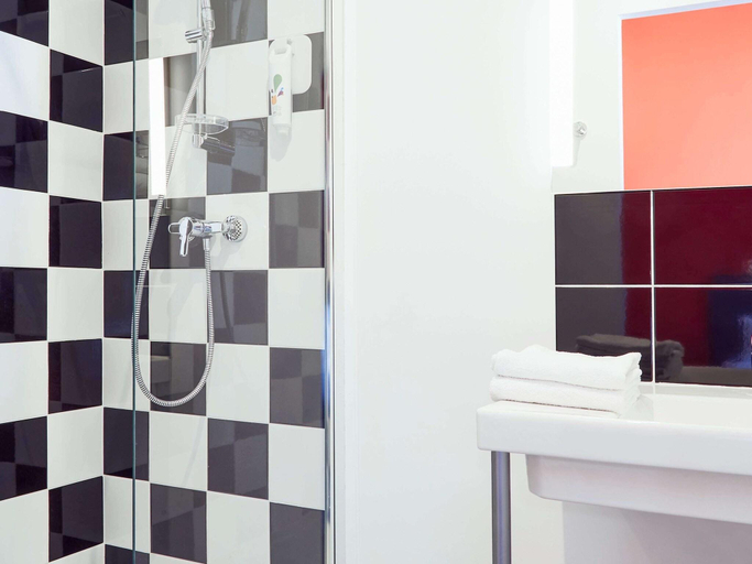 Bathroom 4, ibis Styles Marseille Vieux Port, Bouches-du-Rhône