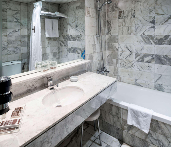 Bathroom 5, Catalonia Albeniz, Barcelona
