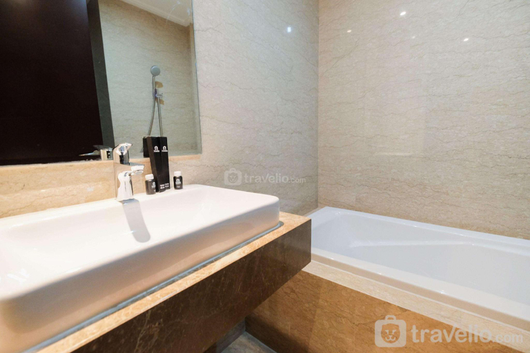 Bathroom 3, Comfortable 2BR Menteng Park Apartment By Travelio, Central Jakarta