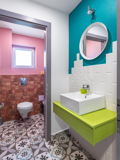 Bathroom 3, HAPPY TIMES, Bran