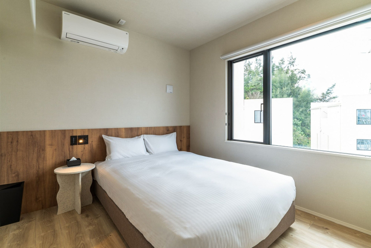 Bedroom 2, URUUMI, Onna