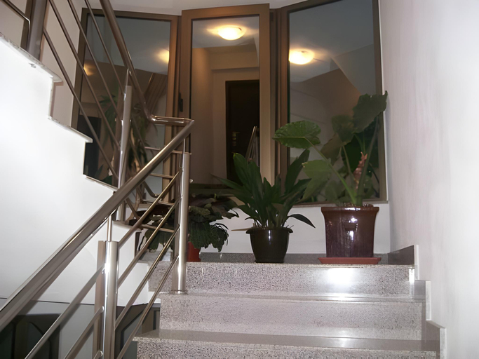 Others 4, Kukunesh Apartments