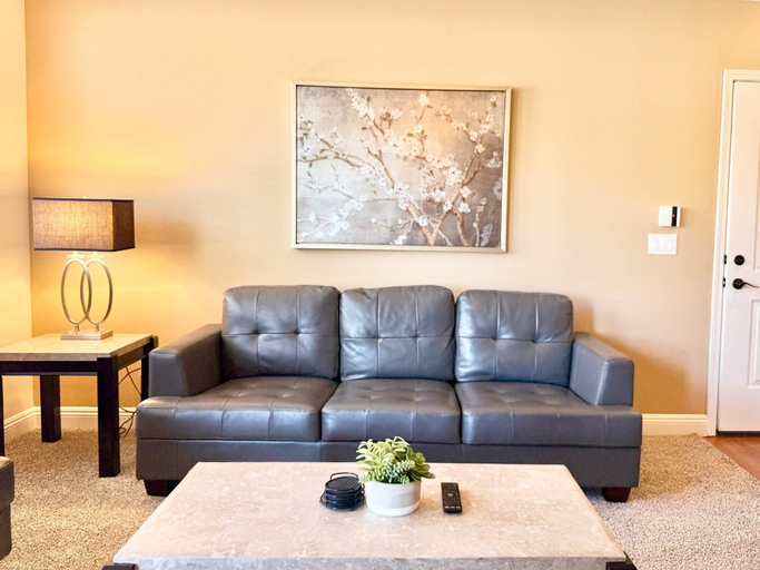 Room 4, New Upscale 1BR Stay With Mini Golf Sauna Heated Pool, Washoe
