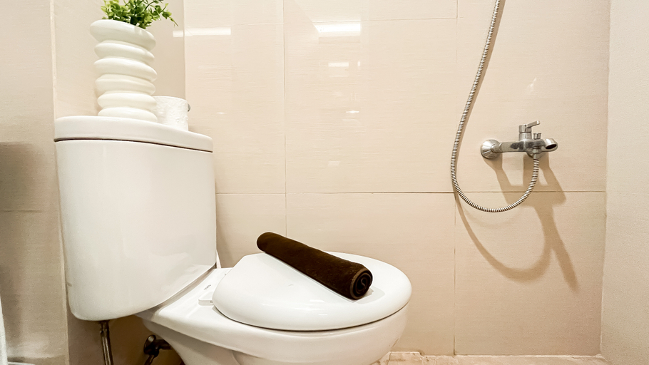Bathroom 5, Quiet and Strategic Studio Loft at Apple 1 Condovilla Apartment By Travelio, South Jakarta