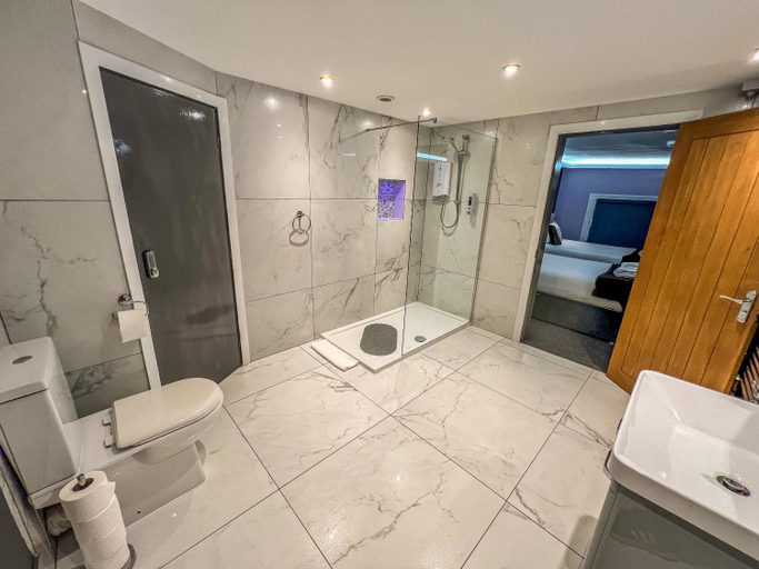 Bathroom 5, Fountain House, Lincolnshire
