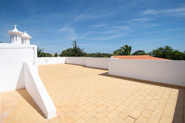 Room 3, Pomba Beautifully Renovated With Heated Pool, Lagoa