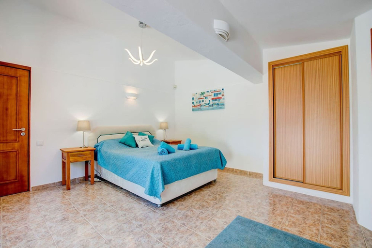 Room 2, Villa Vale Verde 5 Bedroom Villa 10 min Walk to, Lagoa
