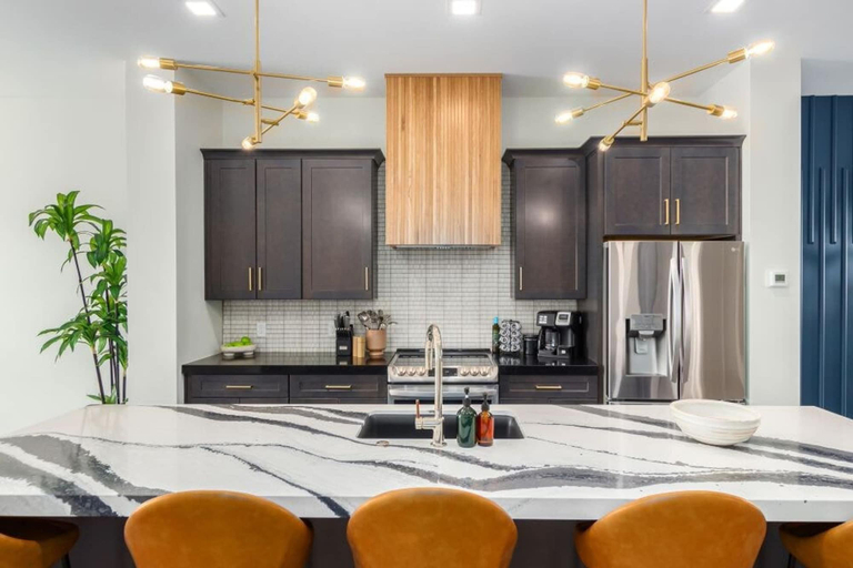Room 5, LUX Penthouse Old Town Walkable Gym Mtn Views, Maricopa
