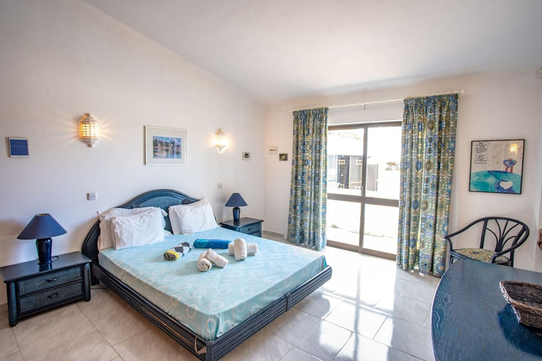 Room 2, Joana Stunning Villa IS A 10 MIN Walk TO THE BEA, Lagoa