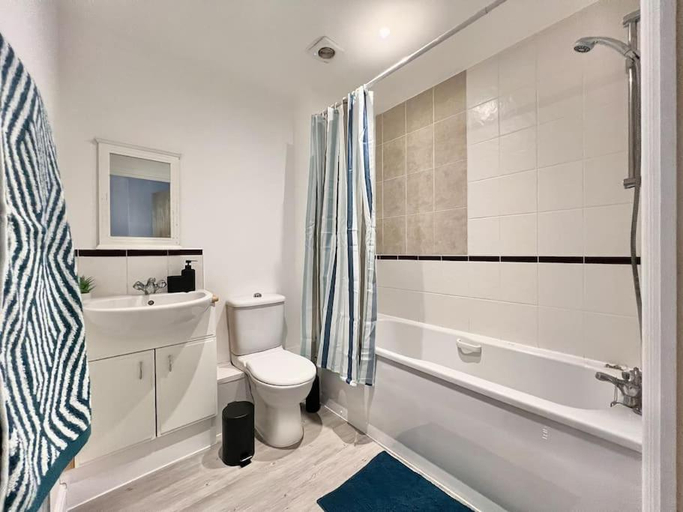 2, Modern Hatfield Apartment with Free Gated Parking, Hertfordshire