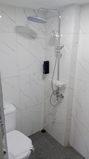 Bathroom 5, Shakti Sleep Passer Baroe, Jakarta Pusat