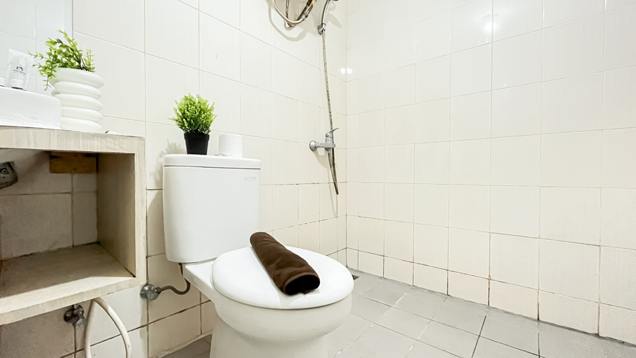 Bathroom 5, Minimalist and Homey Studio Apartment Amethyst By Travelio, Central Jakarta