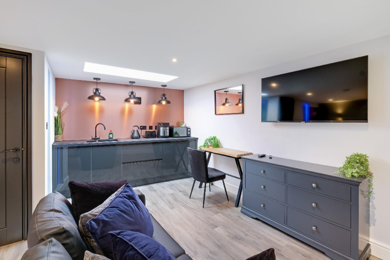 Others 3, Stanley Cottage, Greenford - Studio Room, London