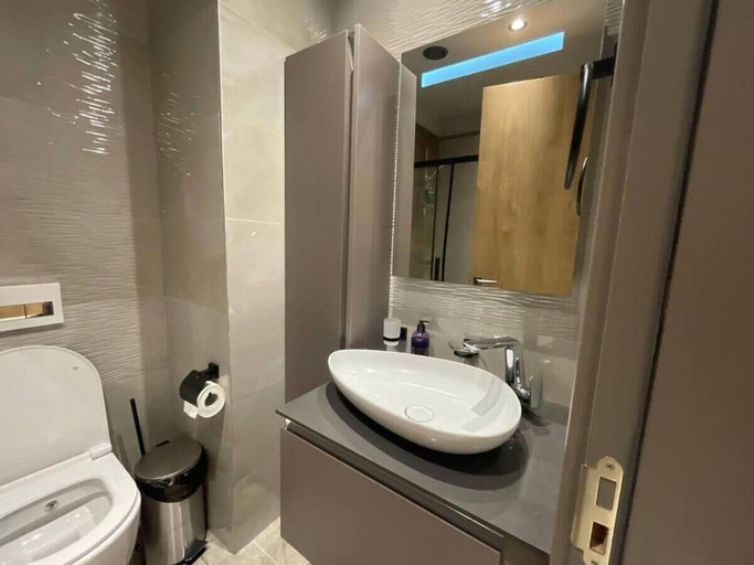 Bathroom, Accra City Suits, Accra
