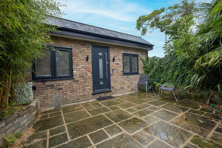 Others 5, Stanley Cottage, Greenford - Studio Room, London