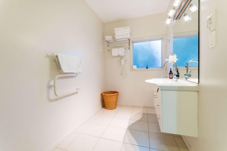 Bathroom 4, Best Western Newmarket Inn & Suites, Waitakere
