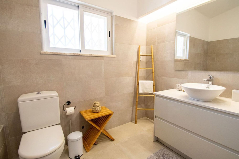 Room 2, Pomba Beautifully Renovated With Heated Pool, Lagoa