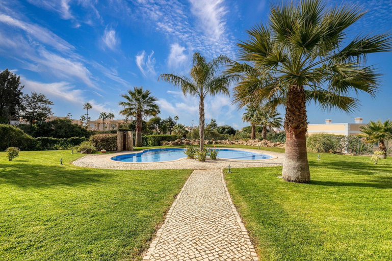 Room 4, 99b Aldeia Golfmar Superb 2-bedroom Apartment, Lagoa