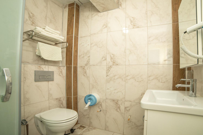 Bathroom 3, Yakamoz Otel, Gökçeada