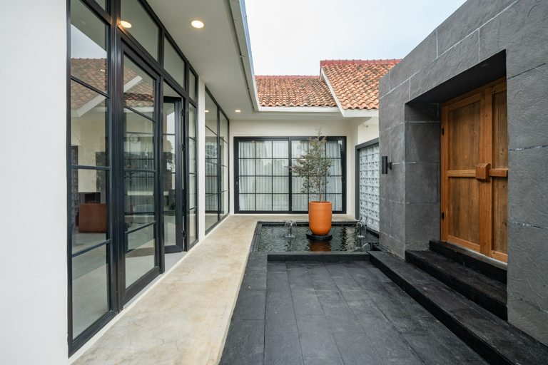 Exterior & Views 3, Suatu Villa, Bogor